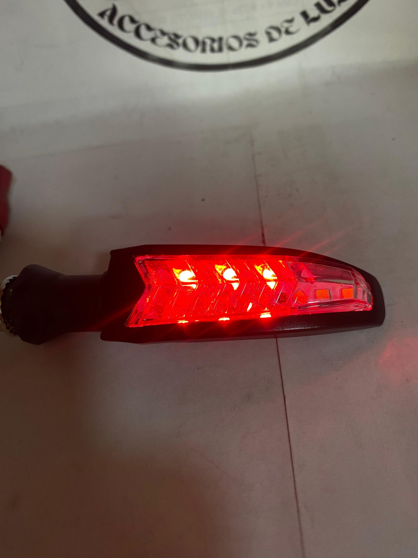 DIRECCIONAL DE LUJO FIJA ZXD92 SECUENCIAL CON STOP ROJO