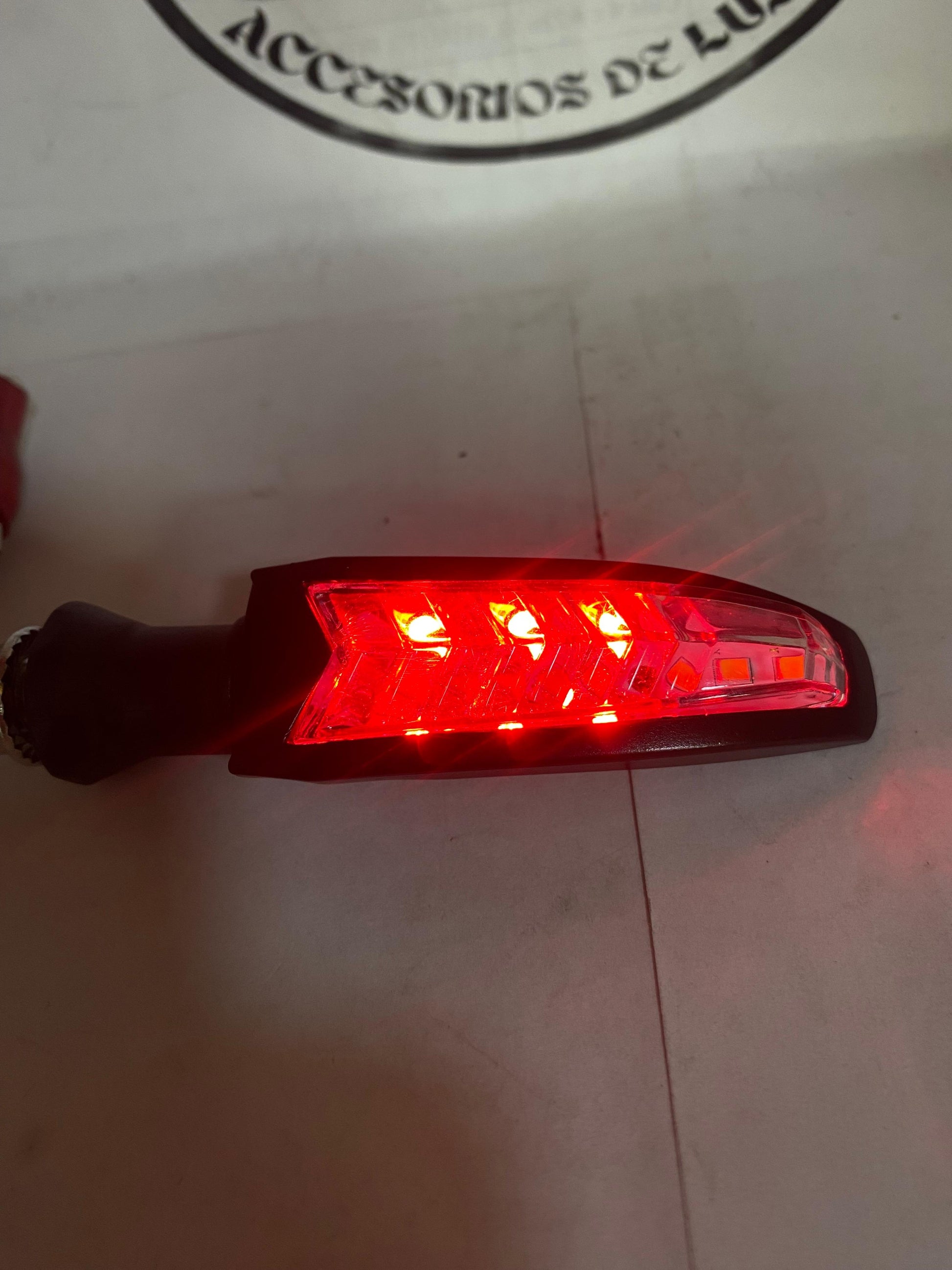 DIRECCIONAL DE LUJO FIJA ZXD92 SECUENCIAL CON STOP ROJO