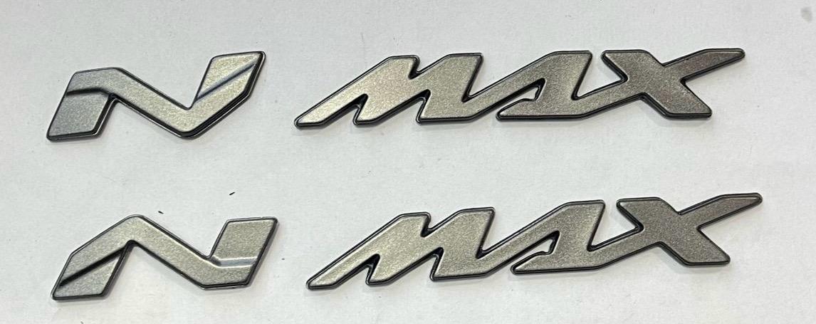EMBLEMA NMAX GRIS RATON