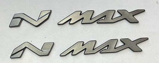 EMBLEMA NMAX GRIS RATON