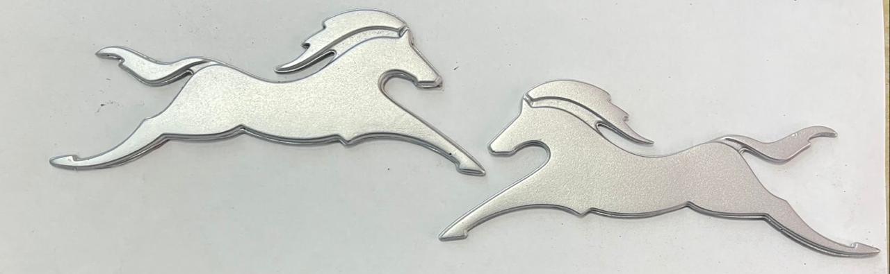 EMBLEMA TVS APACHE PLATEADO